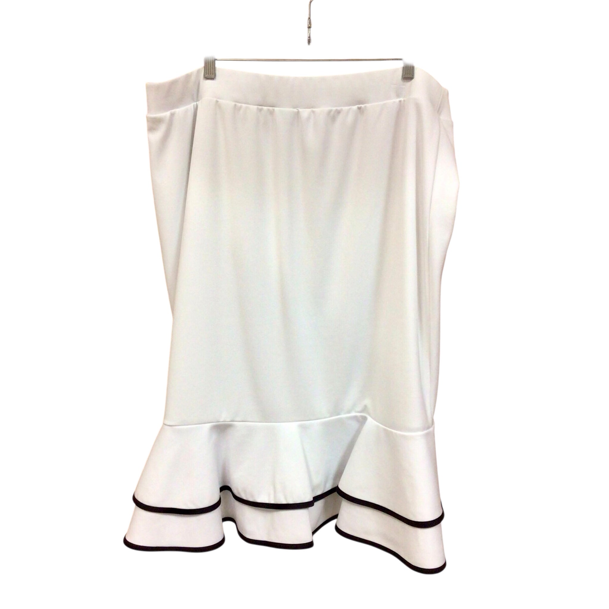 Est 1946 White Skirt Size 18/20