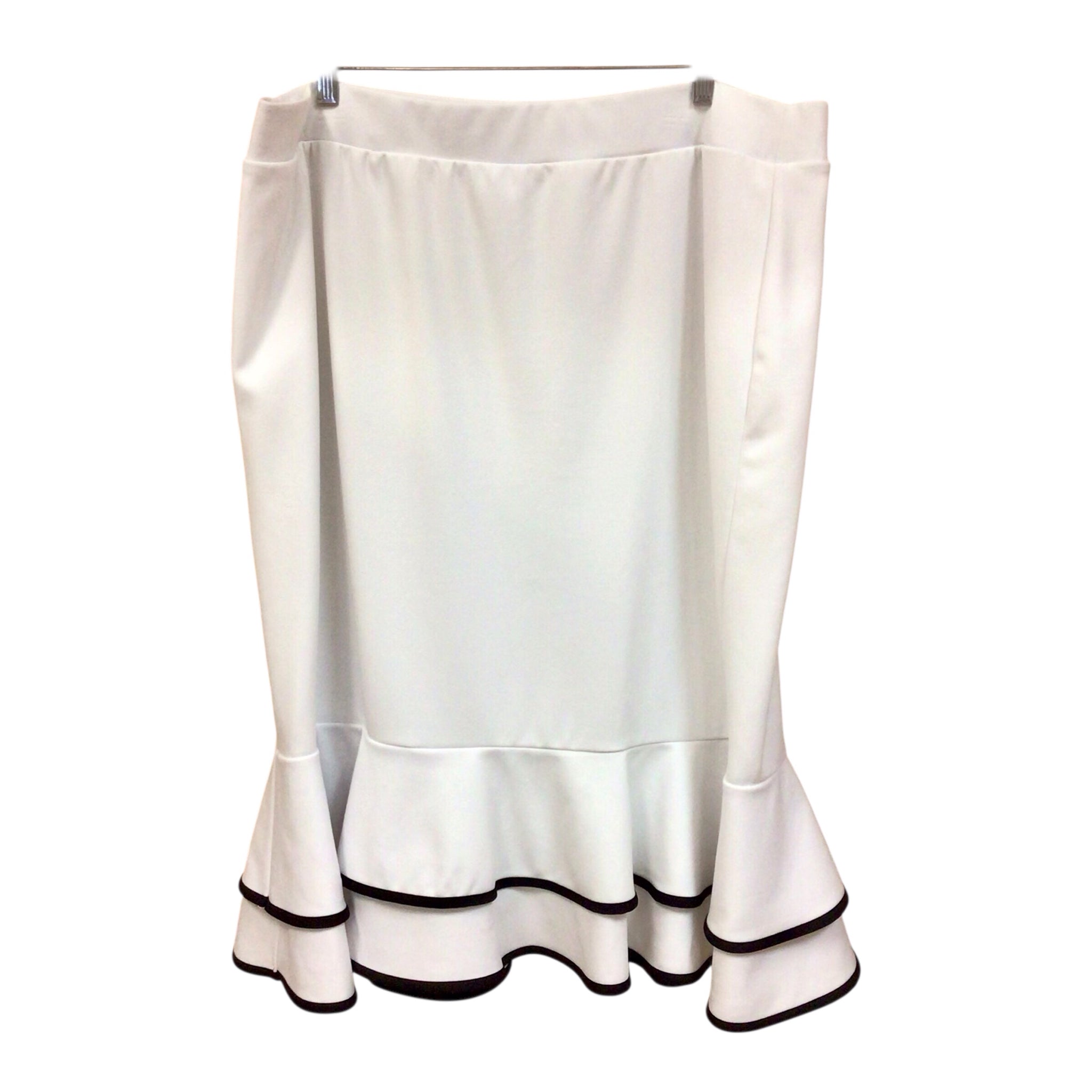 Est 1946 White Skirt Size 18/20